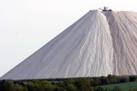 거대 인공 소금산 ‘몬테 칼리’에 올라봐
