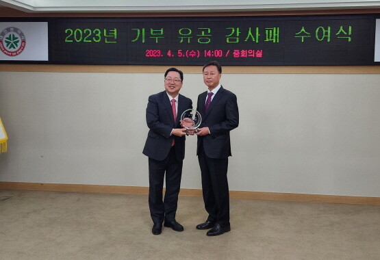 감사패 전달 장면. 오른쪽부터 윤병일 코레일유통 충청본부장, 이장우 대전광역시장. 사진=코레일유통 제공