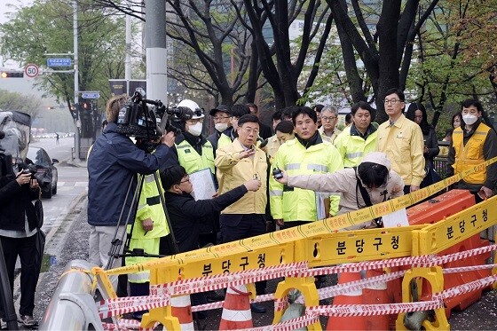 신상진 성남시장이 6일 긴급안전점검을 실시하고 있는 교량을 방문해 위험요소를 꼼꼼히 챙기고 있다. 사진=성남시 제공