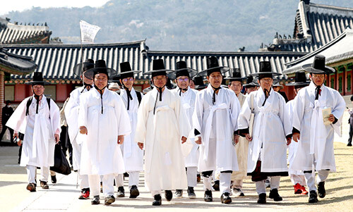 사진은 지난달 27일 서울 경복궁 사정전에서 퇴계 선생 마지막 귀향길 재현행사 여정을 시작하고 있다. 사진=경북도 제공