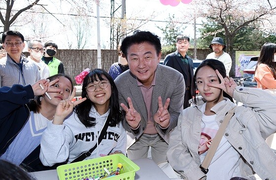 김동근 의정부시장이 8일 '2023 입석마을 벚꽃길축제'에 참석해 주민들과 기념촬영하고 있다. 사진=의정부시 제공