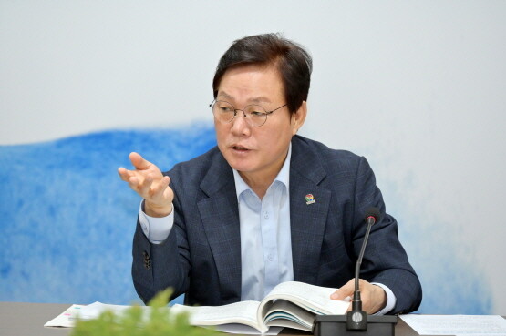 박완수 도지사가 ‘2023년 1분기 도정 핵심과제 점검보고회’를 주재하는 모습. 사진=경남도 제공