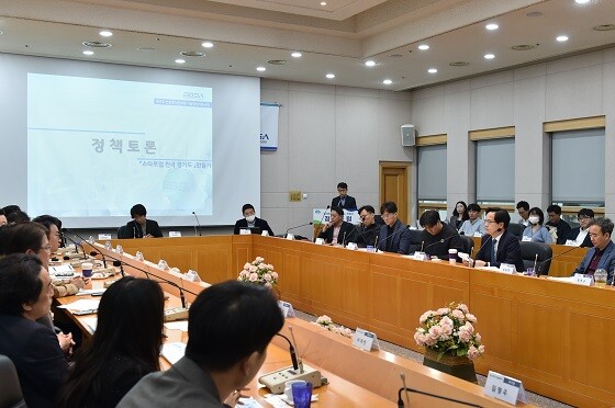 강성천 경기도경제과학진흥원 원장이 6일 '스타트업 천국 경기도 만들기 정책포럼' 참여자들과 기념촬영하고 있다. 사진=경기도경제과학진흥원