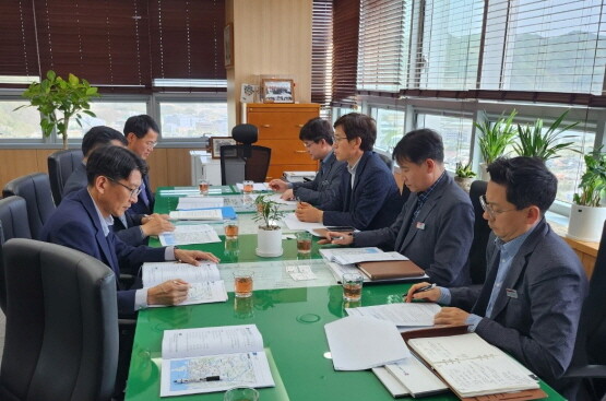 한국도로공사 본사를 방문해 도내 주요 현안 사업을 건의하는 모습. 사진=경남도 제공