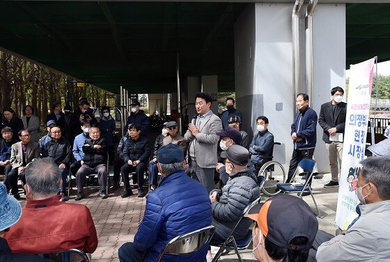 김동근 의정부시장이 12일 현장 시장실을 통해 효자역 주변을 이용하고 있는 어르신들을 만나 의견을 청취하고 있다. 사진=의정부시 제공