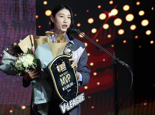 은퇴설이 돌기도 했던 김연경은 MVP 수상 이후 현역 연장 의사를 밝혔다. 사진=연합뉴스