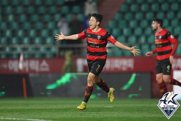 포항스틸러스 김인성이 동점골을 성공하고 세레머니하고 있다. 사진=프로축구연맹 제공
