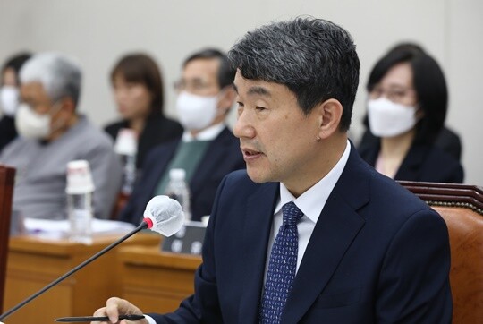 이주호 사회부총리 겸 교육부 장관이 14일 국회 교육위원회에서 열린 정순신 자녀 학교폭력 진상조사 및 학교폭력 대책 수립을 위한 청문회에서 의원 질문에 답하고 있다. 사진=박은숙 기자