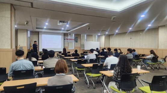 ‘왜 디자인 인가’ 주제 특강 진행 장면. 사진=김해시 제공