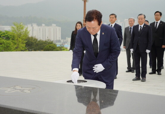 박완수 도지사가 국립3·15민주묘지를 참배하는 모습. 사진=경남도 제공