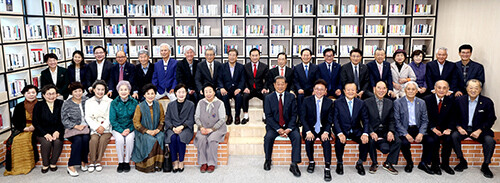 19일 열린 경북도 전직 민선 시장·군수협의회 초청 간담회 참석자들이 기념촬영을 하고 있다. 이날 간담회에는 박보생 회장(前김천시장), 김병목 부회장(前영덕군수), 권영택 사무총장(前영양군수) 등 30여명이 함께했다.사진=경북도 제공