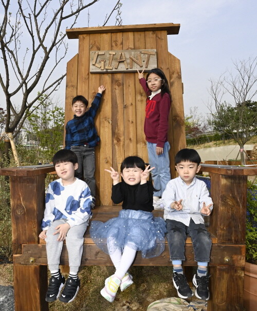 서울식물원 거인의 정원에서 아이들이 체험활동을 하고 있다. 사진=한국공항공사 제공