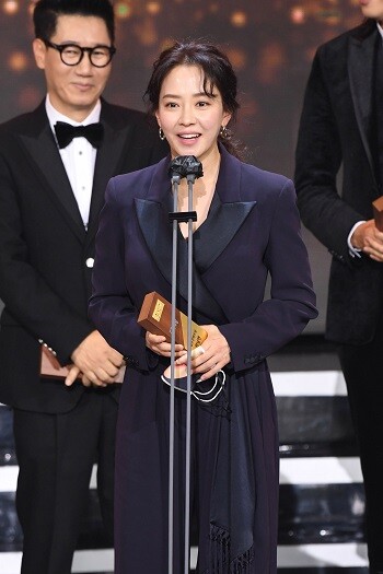 배우 송지효가 소속사 우쥬록스에 대해 전속계약 해지를 통보한 사실이 알려졌다. 사진=SBS 제공
