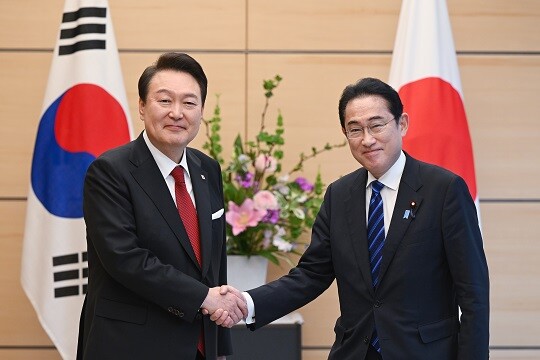 윤석열 대통령과 기시다 후미오 일본 총리가 악수하고 있는 모습. 사진=연합뉴스