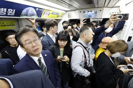 이재명 더불어민주당 대표가 24일 오전 경기도 김포시 김포도시철도(김포골드라인) 운양역에서 열차를 타고 승객 과밀 상황을 살피고 있다. 사진=국회사진취재단