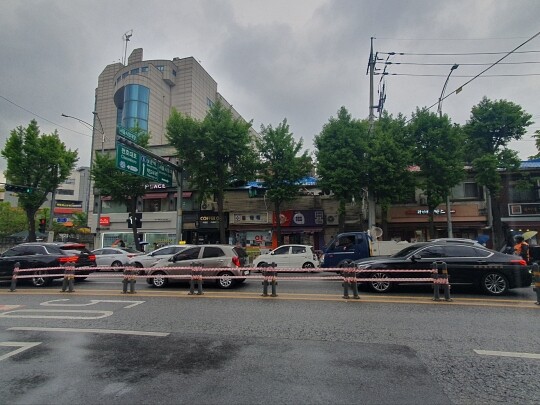 서울시립대 앞 교차로에서 사고 이후 중앙분리대 7개가 파손된 모습. 사진=노영현 기자