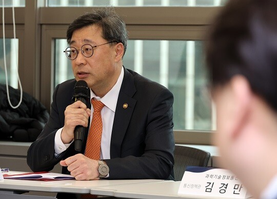 박윤규 과학기술정보통신부 제2차관이 지난 4월 13일 광화문 HJ비즈니스센터에서 통신 요금정책 개선 방향 간담회를 하고 있다. 사진=연합뉴스