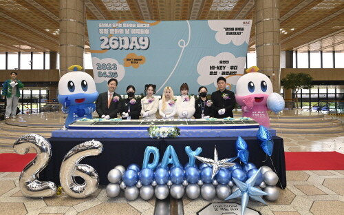 윤형중 한국공항공사 사장(왼쪽부터 첫번째), 황규완 메르센 대표(왼쪽부터 7번째), 가수 라임라잇 및 관계자들이 이륙데이 론칭을 축하하며 케이크를 커팅하고 있다. 사진=한국공항공사 제공