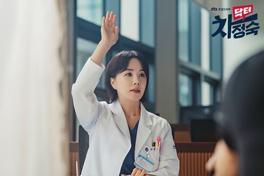 4월 15일 첫 방송된 JTBC 드라마 ‘닥터 차정숙’의 타이틀롤은 엄정화가 맡았다. 의대 졸업 후 20년 넘게 평범한 가정주부로 살아왔으나, 자신의 삶을 되찾고자 가정의학과 레지던트 1년 차로 복귀한 여성의 이야기를 전면에 내세웠다. 사진=JTBC 제공