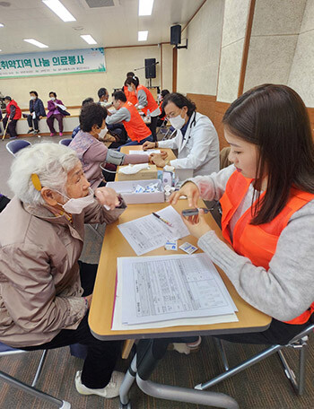 '좋은사람들' 회원들이 농촌 어르신들을 대상으로 고혈압·당뇨·심혈관질환·폐질환 등 일반진료와 건강 상담을 갖고 있다. 사진=좋은사람들 제공