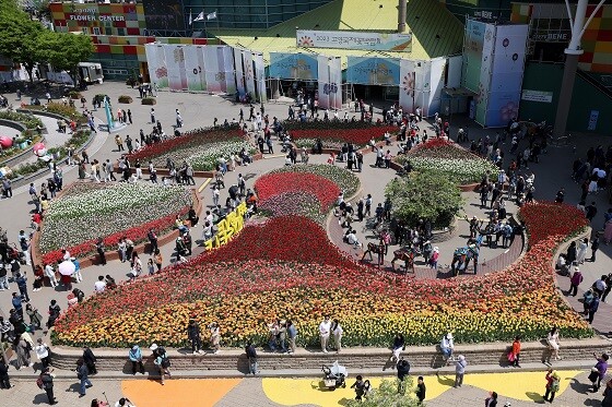 다채로운 색의 튤립으로 구성된 2023고양국제꽃박람회 튤립 정원. 사진=고양특례시 제공
