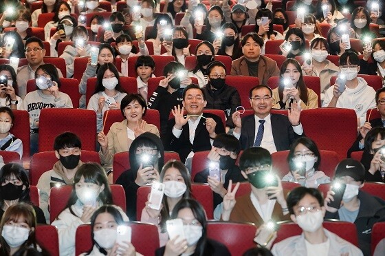 지난 4월8일 청소년문화센터에서 열린 수원청소년참여기구연합발대식에서 이재준 수원특례시장과 청소년들이 휴대폰 손전등을 활용한 퍼포먼스를 펼치고 있다. 사진=수원특례시 제공