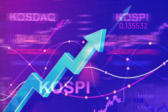 J 사 주가는 2022년 6월 16일 1396원에 거래되다가 7월 19일에는 장 중 5000원을 돌파했다. 금융당국은 이 과정에서 김 대표 등이 의도적으로 주가를 띄웠다고 봤다. 그래픽=백소연 디자이너