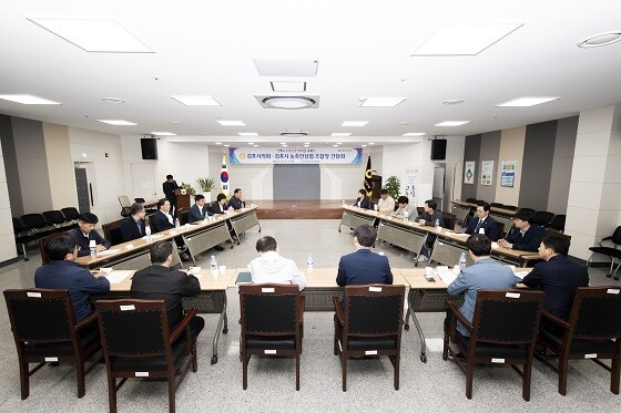 김포시의회 도시환경위원회가 3일 농축인삼협 조합장과 간담회를 갖고 있다. 사진=김포시의회 제공