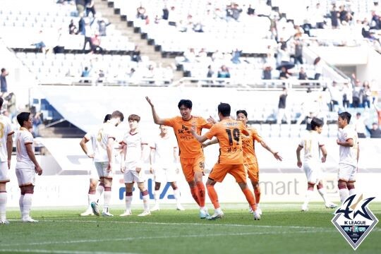 제주유나이티드 김봉수가 역전 결승골을 성공하고 기뻐하고 있다. 사진=프로축구연맹 제공