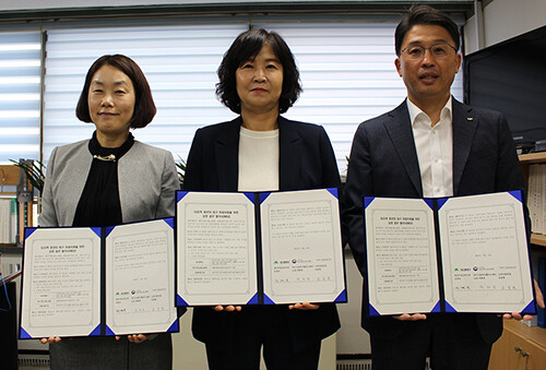 대구시와 대구고용노동청, 신용보증기금이 지난 3일 시청 동인청사에서 타 지역 청년의 대구 취업을 지원하기 위한 업무협약을 체결하고 기념쵤영을 하고 있다. 사진 왼쪽부터 곽희경 대구고용노동청 대구고용복지플러스센터 소장, 조경선 대구시 청년여성교육국장, 유동현 신용보증기금 고객지원부장. 사진=대구시 제공