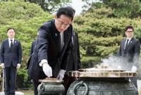 기시다, 12년 만에 현충원 참배한 일본 총리…“‘셔틀 외교’ 재개 보여주는 데 목적”