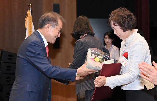 8일 대구은행 제2본점 대강당에서 열린 '제51회 어버이날' 기념식에서 홍준표 시장이 조경희 교감에게 효행유공상과 함께 꽃다발을 건네고 있다. 사진=대구시 제공