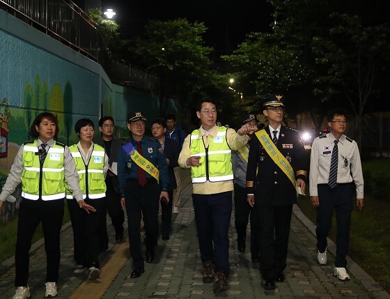 정명근 화성시장이 8일 시민방범순찰대 등과 방범 취약지역 야간 순찰을 하고 있다. 사진=화성시 제공