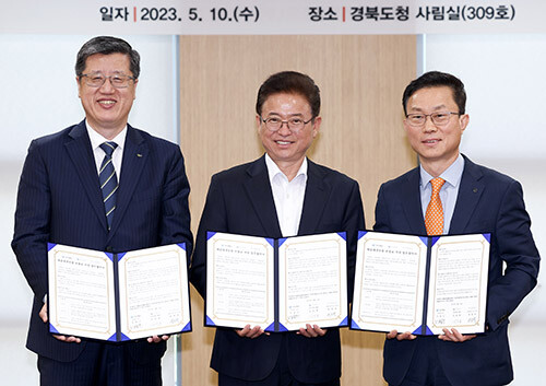 경북도가 10일 도청에서 신용보증기금, 신한은행와 중소기업의 안정적인 외상거래 지원을 위한 중소기업 매출채권보험료 지원 업무 협약식을 갖고 기념촬영을 하고 있다. 사진 가운데 이철우 지사. 사진=경북도 제공