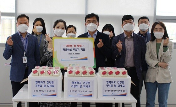 경기평택항만공사 김석구 사장을 비롯한 임직원들이 나눔활동을 실시한 후 기념촬영하고 있다. 사진=경기평택항만공사 제공