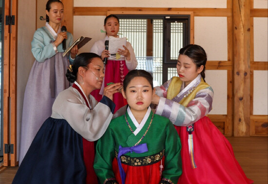 제32회 전통 관례·계례 시연 행사 모습. 사진=경상국립대 제공