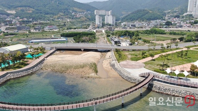 국도 14호선 공사로 인해 바다가 오염된 모습. 사진=정민규 기자