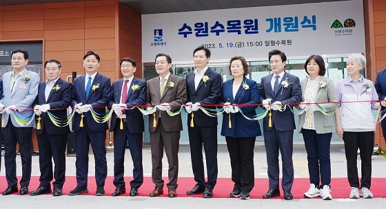 이재준 수원시장(오른쪽 6번째부터), 김기정 수원시의회 의장, 김영진 국회의원, 이재식 수원시의회 부의장 등이 개원식에서 테이프를 자르고 있다. 사진=수원시 제공