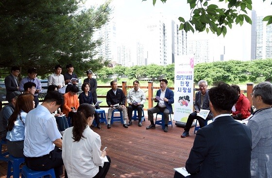 김동근 의정부시장이 19일 중랑천 전망대 데크에서 현장시장실을 열고 시민들의 의견을 청취하고 있다. 사진=의정부시 제공