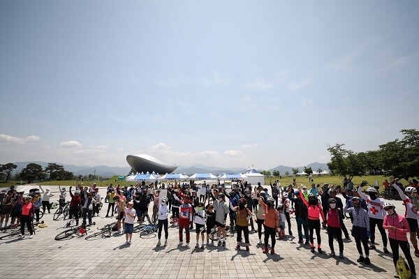 "타go, 공감하go, 사랑하go!" 20일 오전 '강정보디아크' 일대에서'제6회 가족사랑 자전거타기 페스티벌'이 열린 가운데 시민 500여명이 환호하고 있다. 페스티벌은 ㈜일요신문 대구경북본부가 주최·주관하고, 대구시·대구시의회 후원, 대구대가 협찬했다. 사진=남경원 기자