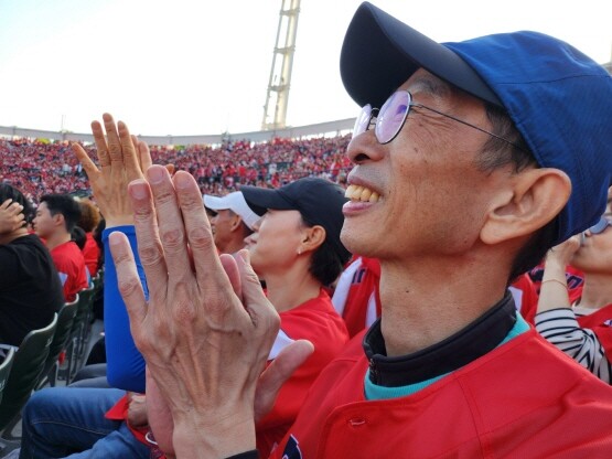 바터팽대부암으로 온종합병원 호스피스완화병동 입원 중인 김태현 씨가 사직야구장을 찾아 경기를 관람하는 모습. 사진=온종합병원 제공