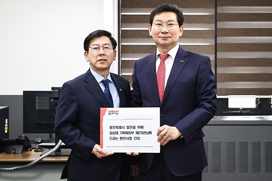 이상일 용인시장이 24일 서울 정부종합청사에서 최상대 기획재정부 제2차관과 만나 용인의 주요 사업에 대한 정부의 내년도 예산 지원을 요청하고 있다. 사진=용인시 제공