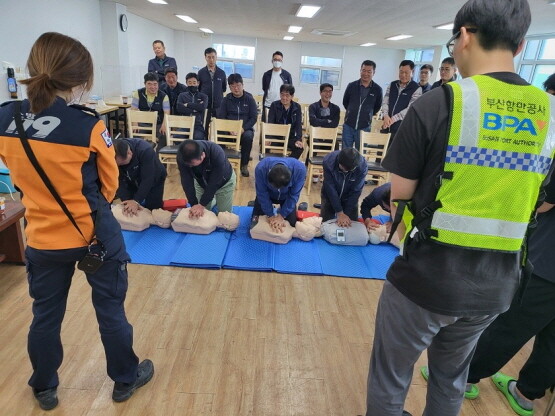 심폐소생술 교육 실시 모습. 사진=부산항만공사 제공