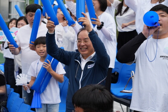 하윤수 교육감이 전국소년체육대회에 참가한 부산 선수단을 찾아 격려하는 모습. 사진=부산시교육청 제공