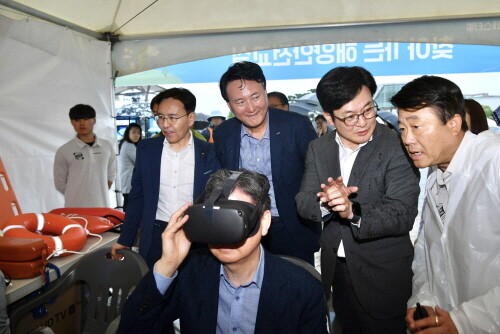27일 한창섭 행정안전부 차관이 제7회 김포시 아라마린페스티벌 현장을 방문하여 김병수 시장과 해양안전 VR체험을 하고 있다. 사진=김포시 제공