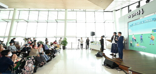 윤형중 한국공항공사 사장과 가수 김장훈이 관람객들에게 인사하고 있다. 사진=한국공항공사 제공