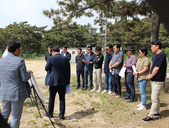 인천시의회 건설교통위 소속 위원들이 영종도 용유도를 현장 시찰하고 있다. 사진=인천시의회 제공