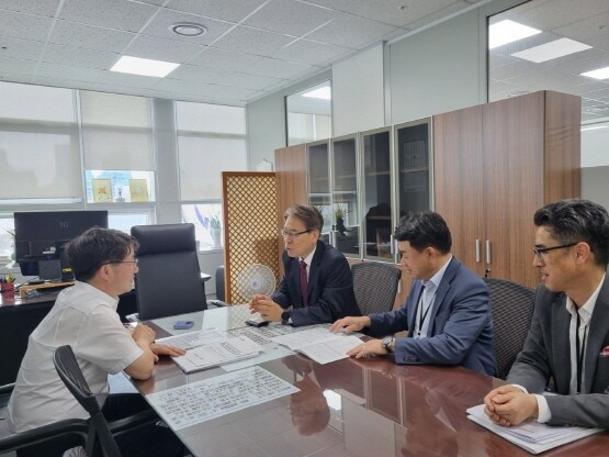 김석기 부시장이 기재부 경제예산심의관을 면담하는 장면. 사진=김해시 제공