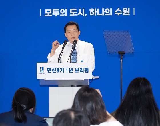 이재준 수원시장이 1일 민선 8기 출범 1년을 앞두고 기자브리핑을 갖고 있다. 사진=수원시 제공