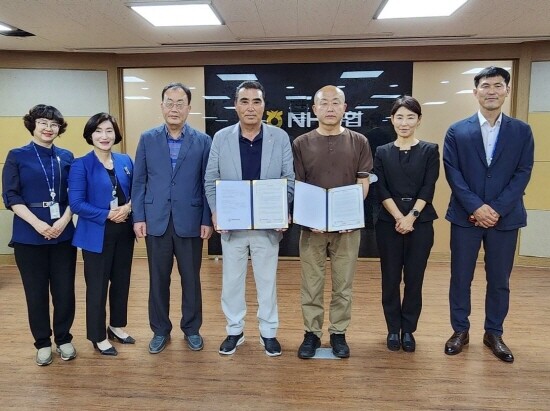 협약식 장면. 왼쪽 네 번째부터 박효도 조합장, 김흥주 병원장. 사진=경남농협 제공